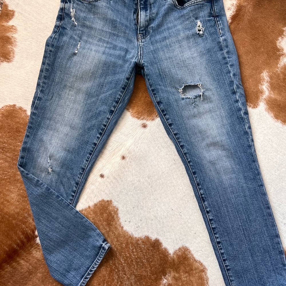 GAP Mid-Rise & Distressed Girlfriend Jeans 👖